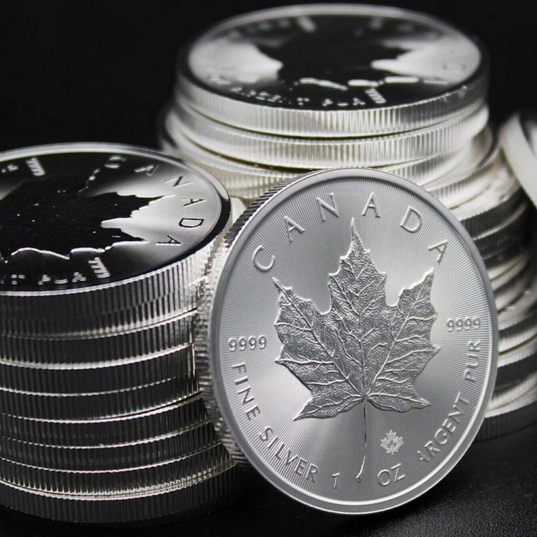 Bullions en argent d'une once avec des feuilles d'érable représentant la pièce d'investissement emblématique du Canada.